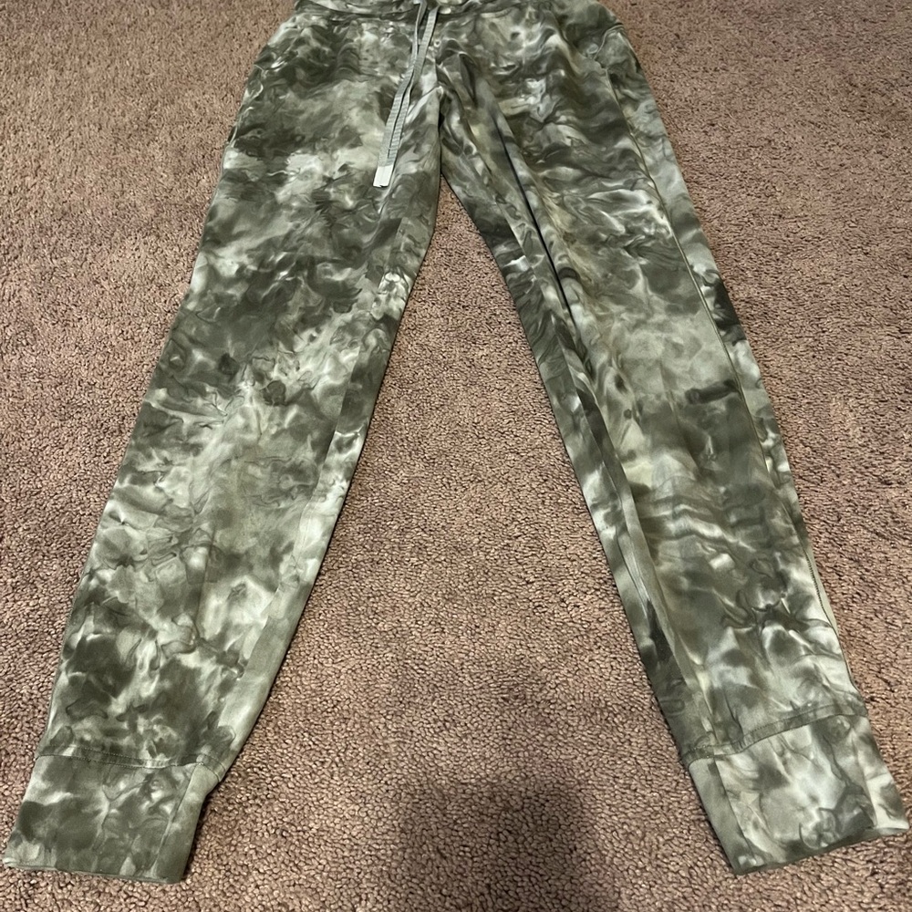 Lululemon joggers size 4